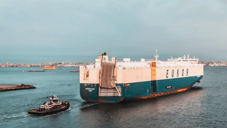 Transportation ship on the sea is ya way to simplify an international move